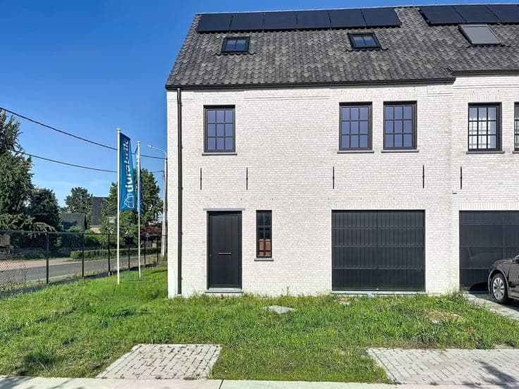 Energiezuinige halfopen met garage en 4 slpks