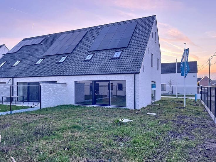 Energiezuinige halfopen met garage en 4 slpks