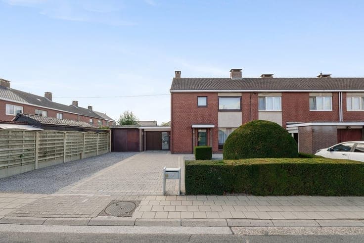 GEZINSWONING MET 3 SLKS EN GARAGE AAN DE STADSRAND VAN SI...