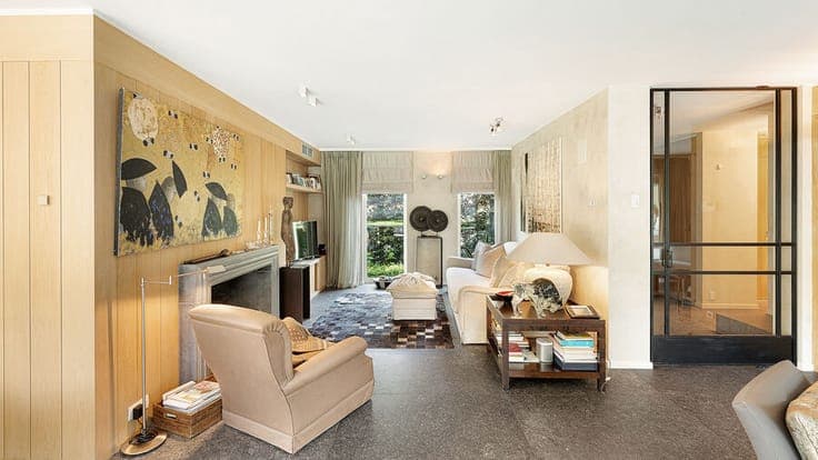 Exclusive: Highly discreet villa located in a quiet area in