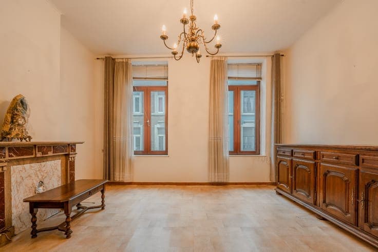 Building with 2 spacious flats and a large courtyard