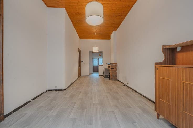 Building with 2 spacious flats and a large courtyard