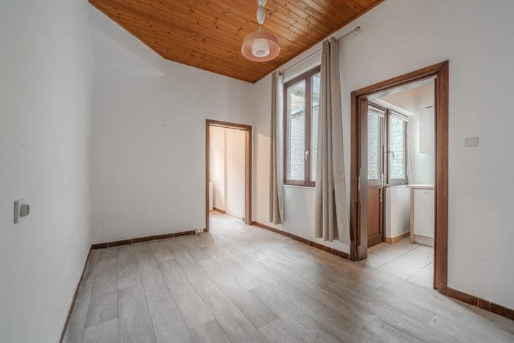 Building with 2 spacious flats and a large courtyard