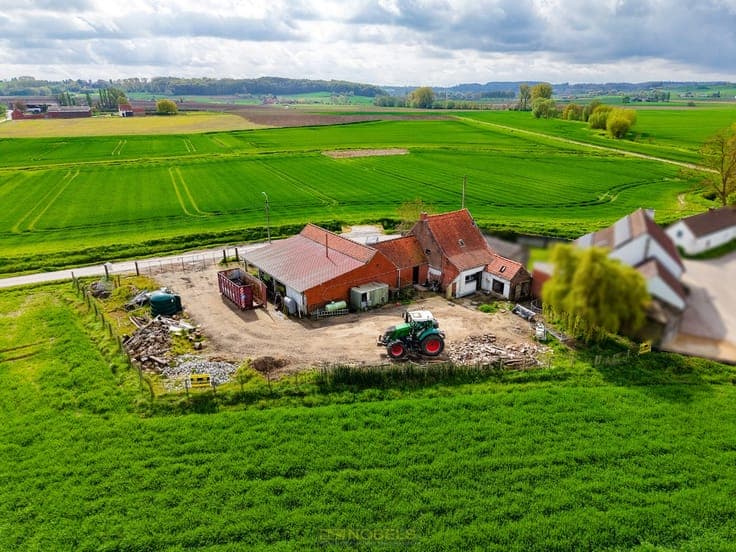 Te koop, te renoveren woning met loods op landelijke topl...