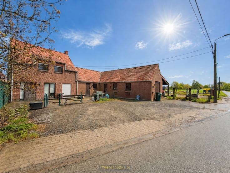 Te koop, te renoveren woning met loods op landelijke topl...