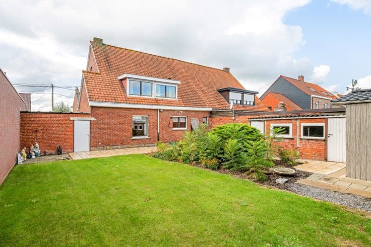 Semi-detached house with 3 bedrooms, garage, and garden in