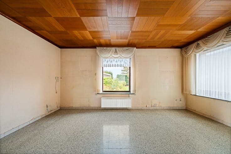 Semi-detached house with 3 bedrooms, garage, and garden in