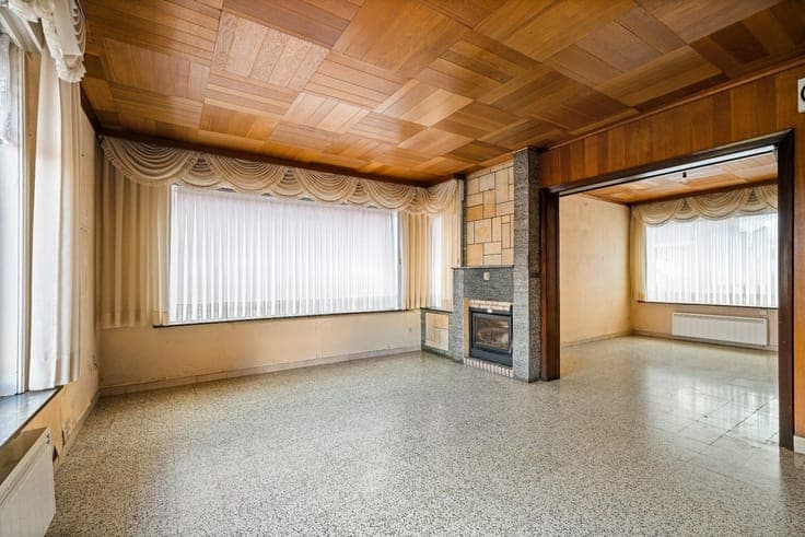 Semi-detached house with 3 bedrooms, garage, and garden in