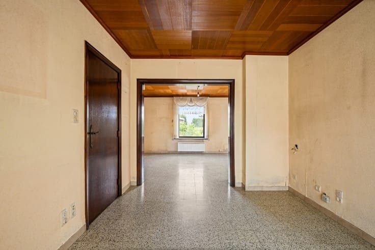 Semi-detached house with 3 bedrooms, garage, and garden in