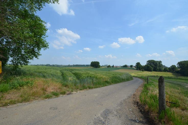 Te koop, Landelijk gelegen open bebouwing met 3 garages t...