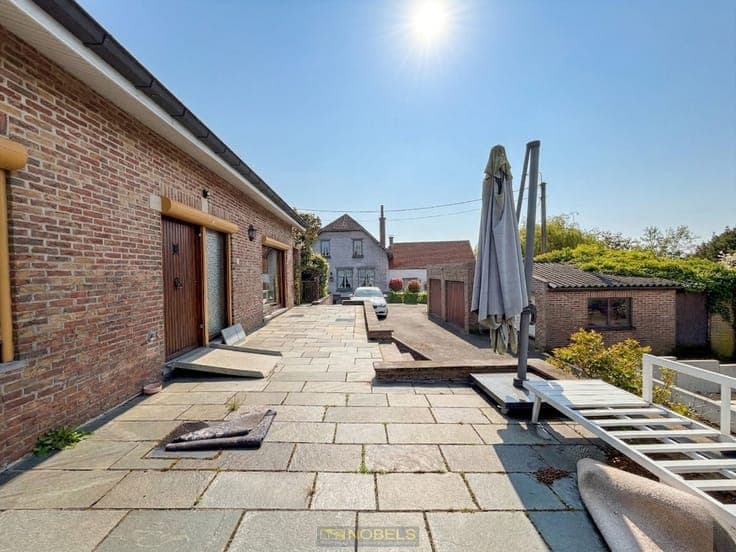 Te koop, Landelijk gelegen open bebouwing met 3 garages t...