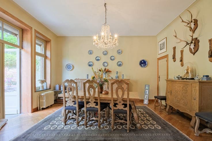 Lotz/Cavell: Superb 9-bedroom house with garden