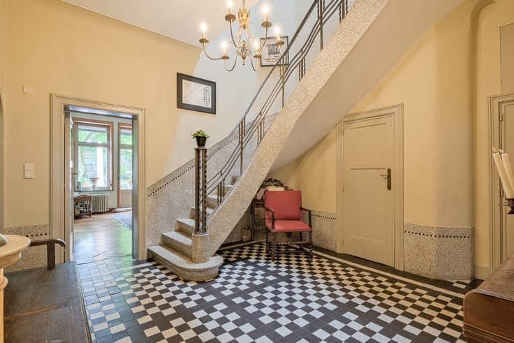 Lotz/Cavell: Superb 9-bedroom house with garden