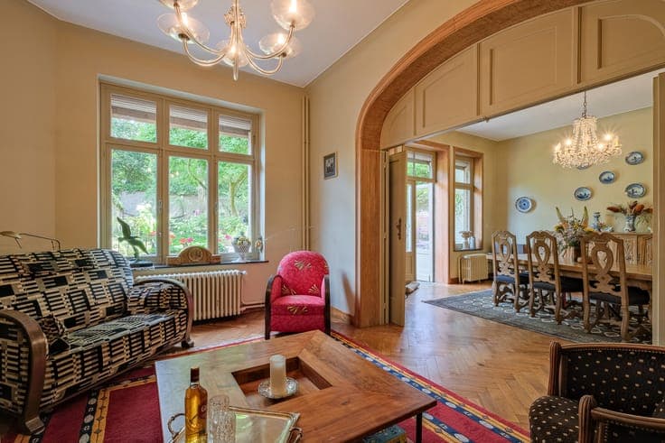 Lotz/Cavell: Superb 9-bedroom house with garden