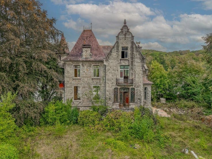 House on the banks of the Meuse River in Wépion, in need of