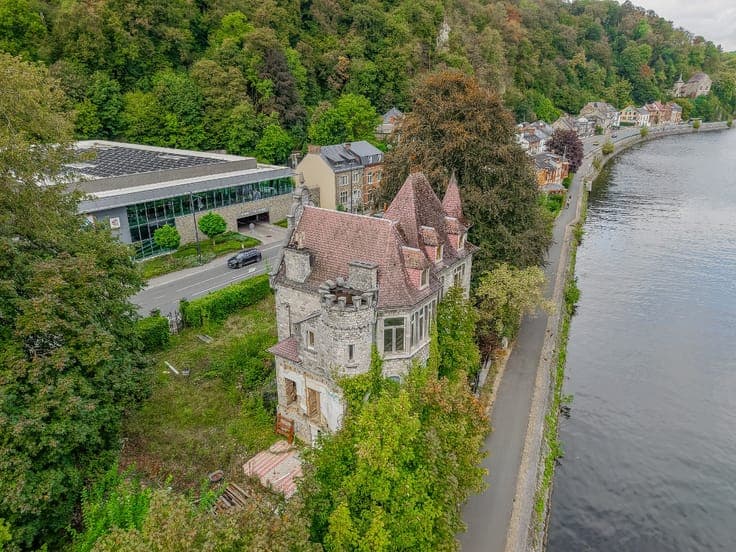 House on the banks of the Meuse River in Wépion, in need of