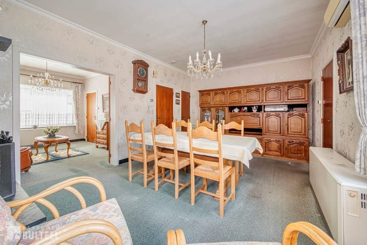 Ruime te renoveren woning nabij het centrum.