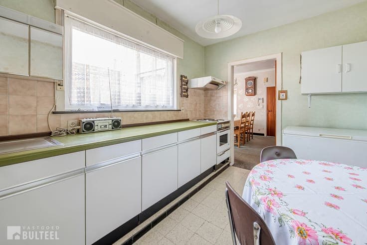 Ruime te renoveren woning nabij het centrum.