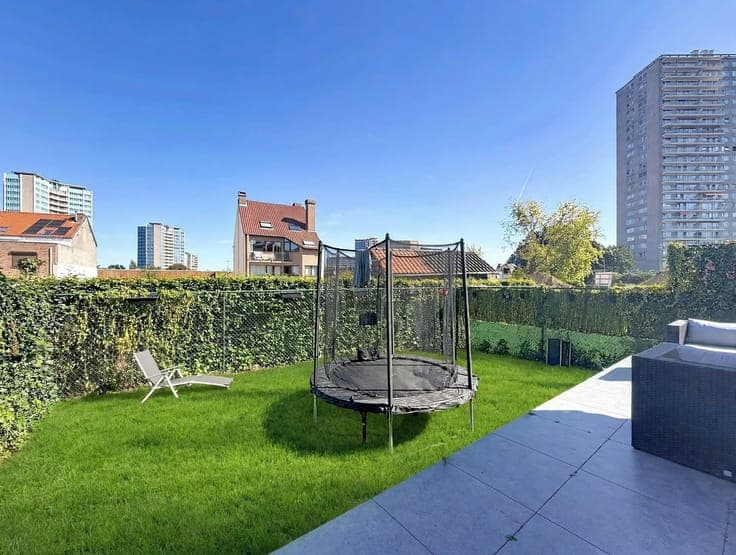 Spacious semi-detached house with luxurious finishes and pot
