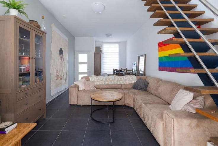 Move-in ready home with 3 spacious bedrooms in prime locatio