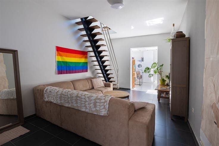 Move-in ready home with 3 spacious bedrooms in prime locatio