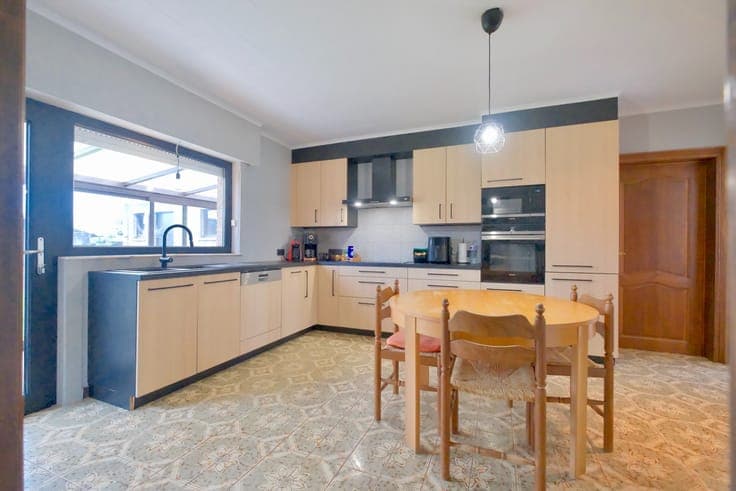 Rustig gelegen woning met 4 slpks en garage op perceel va...