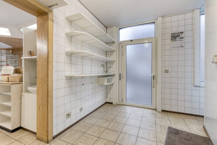 Ruime woning met voormalige handelsruimte en tal van moge...