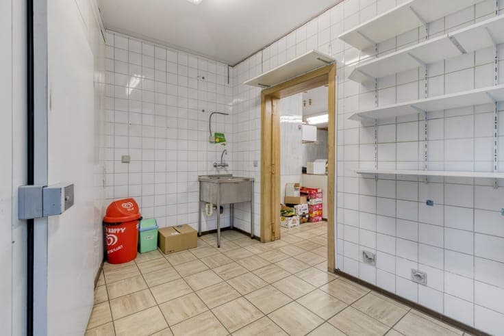Ruime woning met voormalige handelsruimte en tal van moge...