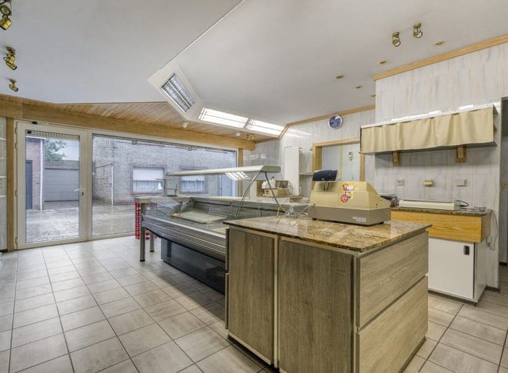 Ruime woning met voormalige handelsruimte en tal van moge...