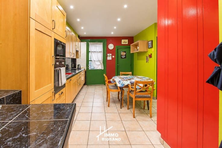 Zeer ruime woning te koop met 4 slaapkamers in Marke met ...