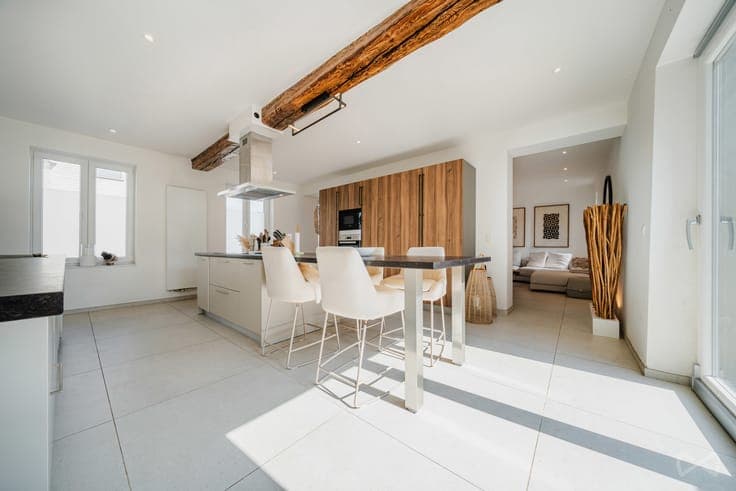4-bedroom house with 2 shower rooms and garden
