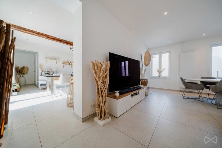 4-bedroom house with 2 shower rooms and garden