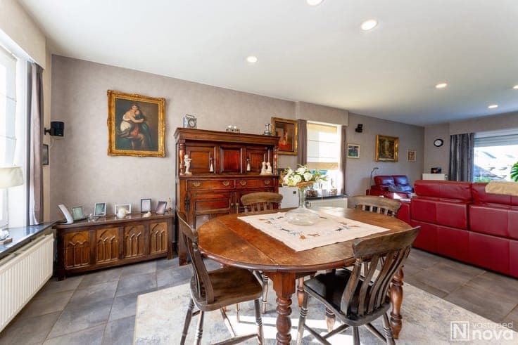 Move-in ready, energy-efficient semi-detached house with a s