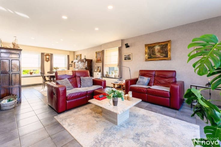 Move-in ready, energy-efficient semi-detached house with a s