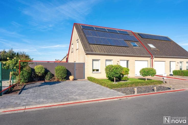 Move-in ready, energy-efficient semi-detached house with a s