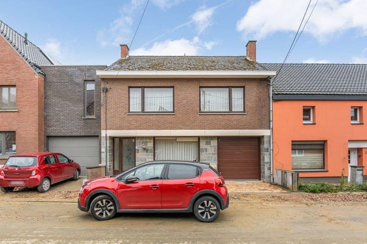 Ruime woning met garage in het centrum van Waanrode