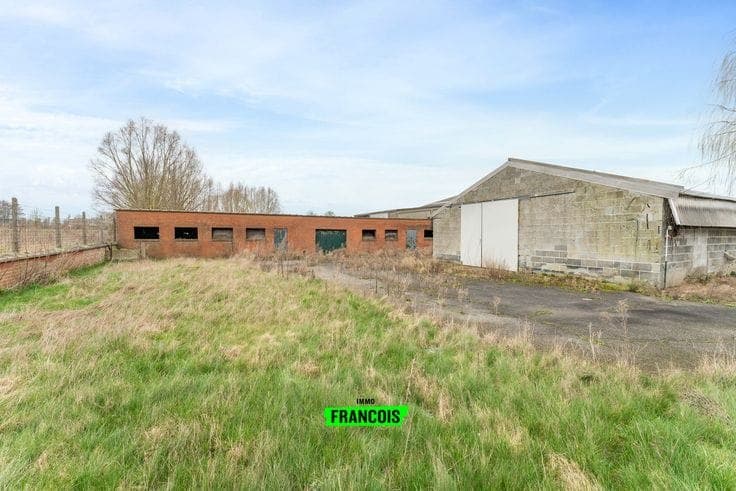 Ruime eigendom met bijgebouwen (±350 m²) op commerciële top…