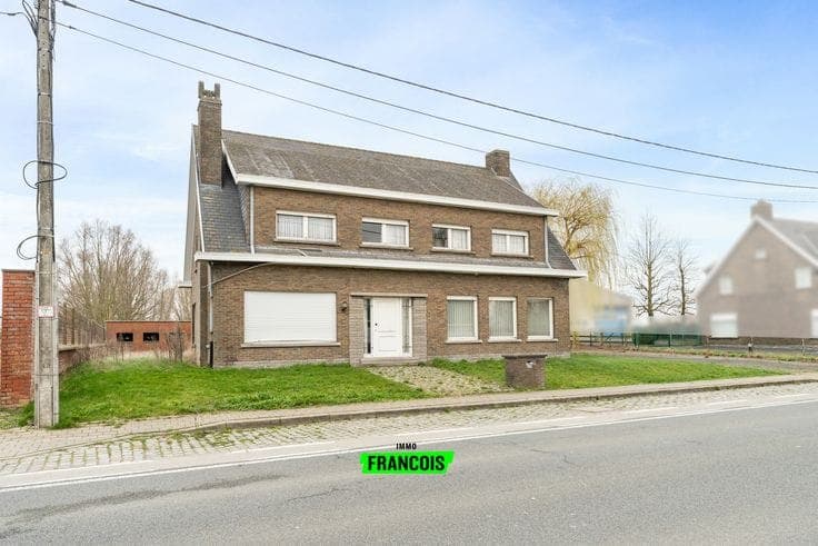 Ruime eigendom met bijgebouwen (±350 m²) op commerciële top…
