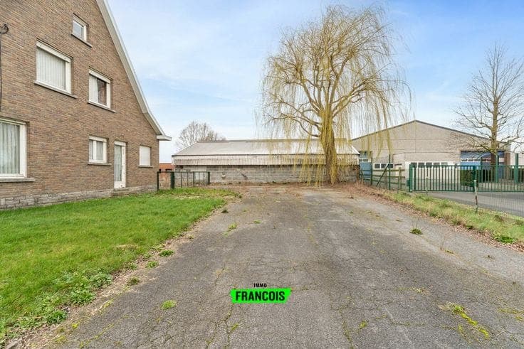Ruime eigendom met bijgebouwen (±350 m²) op commerciële top…