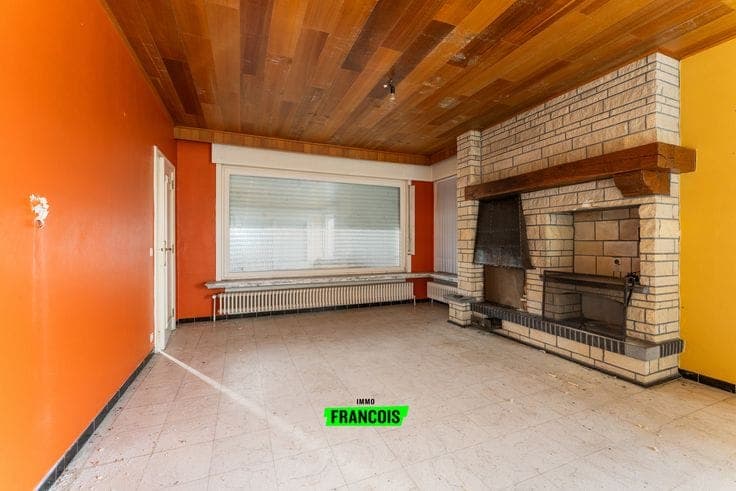 Ruime eigendom met bijgebouwen (±350 m²) op commerciële top…