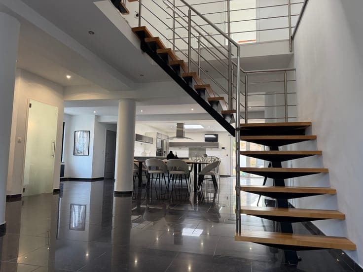 Modern 5 bed house, 350m², EPC B