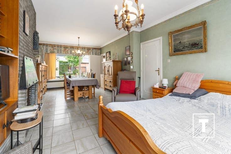 Ruime rijwoning met garage te Kalken!