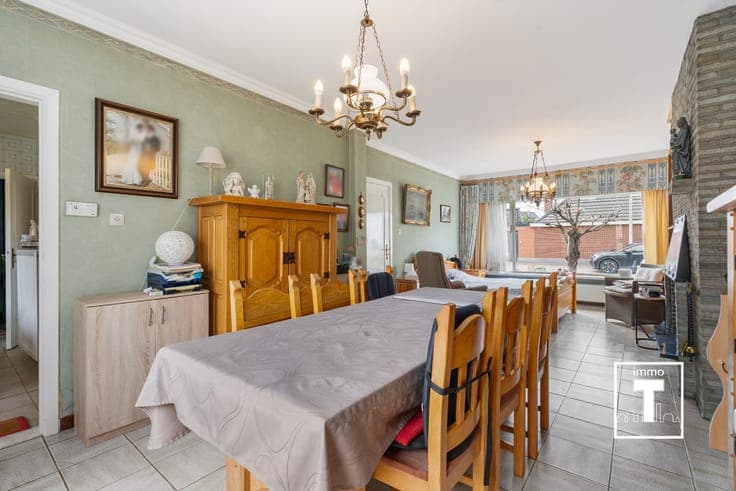 Ruime rijwoning met garage te Kalken!