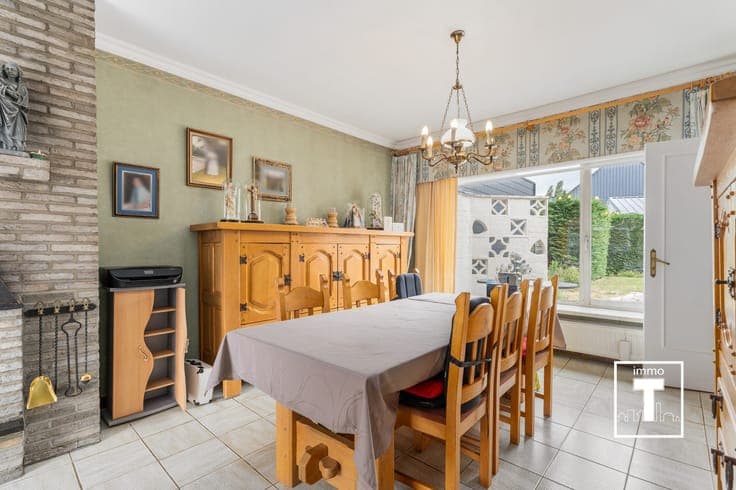 Ruime rijwoning met garage te Kalken!
