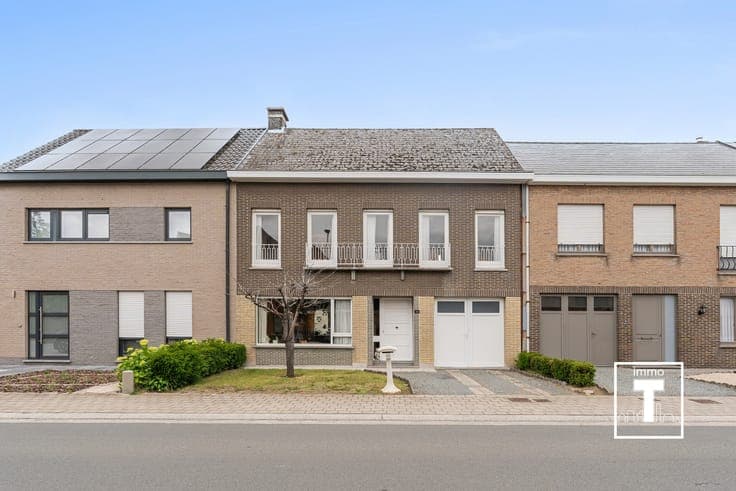 Ruime rijwoning met garage te Kalken!