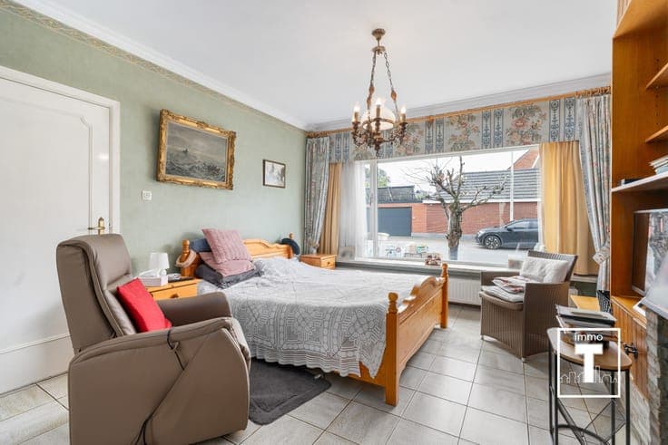 Ruime rijwoning met garage te Kalken!