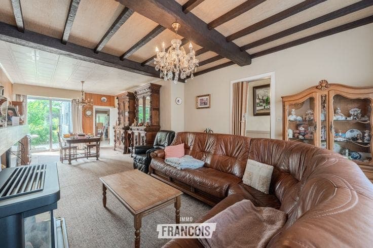 Family home to renovate on a generous plot (514 m2) with 5 …