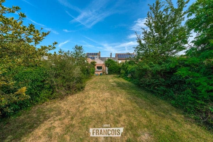 Family home to renovate on a generous plot (514 m2) with 5 …