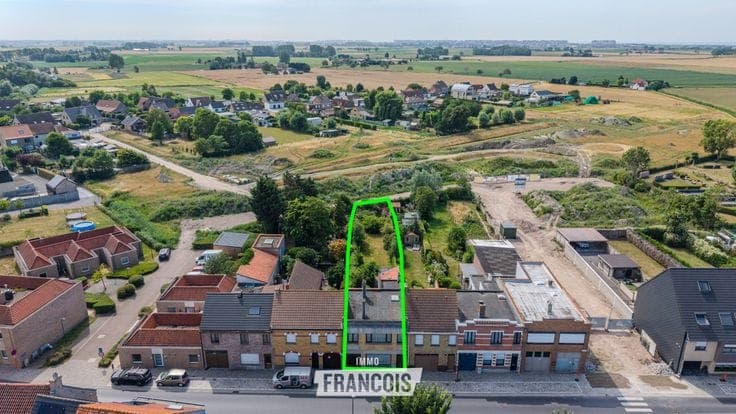 Family home to renovate on a generous plot (514 m2) with 5 …