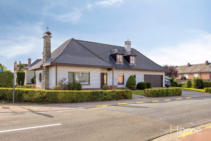 Detached home with plenty of potential in a prime location!